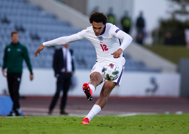 在线体育-近3个赛季五大联赛英格兰右后卫创造机会榜:阿诺德132次居首